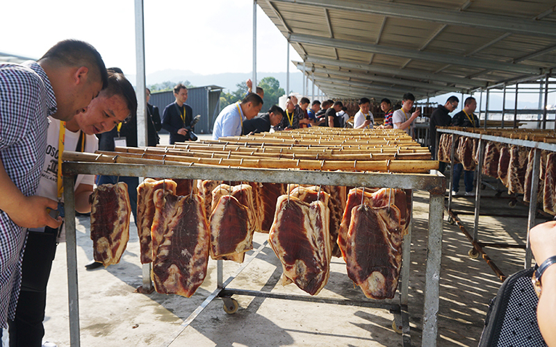 客戶評價(jià)：全江企業(yè)實(shí)力雄厚，產(chǎn)品齊全，有徽州臘肉、刀板香、徽州火腿、黑豬肉、醬香腸等多種地方特色美食?？疾熘凶屛覀儗罩菸幕⒒詹宋幕辛烁畹牧私?。“傳統(tǒng)、民族、自然、健康”一直是全江的經(jīng)營方向，希望他們一直保持初心，傳承傳統(tǒng)文化，將地方特色推向全國。.jpg